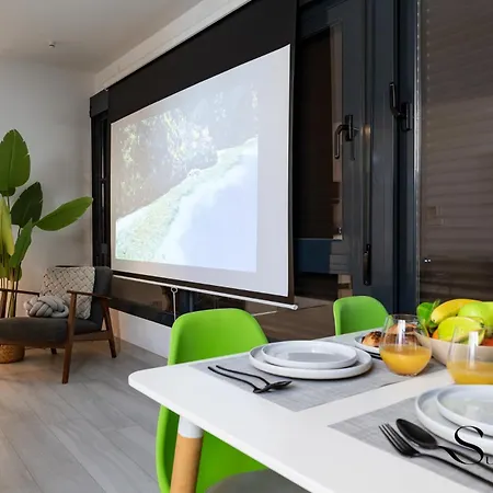 Exquisite 2 Bedroom Apt, Pool, Views 아파트
