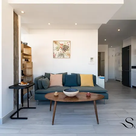 Exquisite 2 Bedroom Apt, Pool, Views 아파트